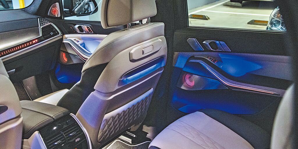 助手席前方專屬X7圖樣環艙氣氛燈條，車門飾板、喇叭及置物區，還有前座椅背可變化15種色彩氣氛照明。（陳大任攝）