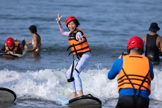 暑假玩水首選「新北市水域活動體驗營」衝浪、滑水、划船免費玩