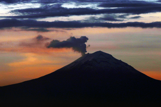 煙峰火山噴出煙灰和熔岩 墨西哥升高警戒