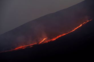 歐最高活火山噴發震撼畫面曝光！西西里島關閉機場