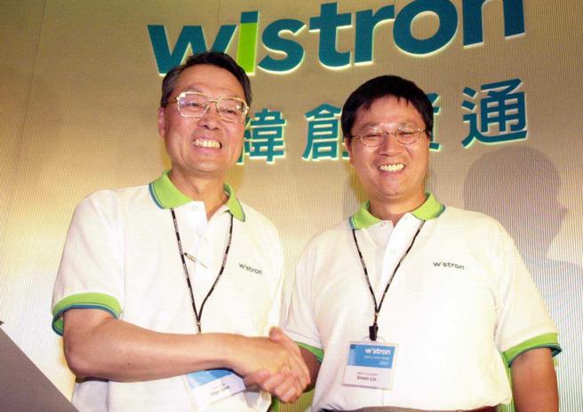 宏碁在2000年进行品牌及制造分家后，集团创办人施振荣(左)就规划了宏碁价值创新中心（Value Lab）让培育不同的新创事业。（图／报系资料照）