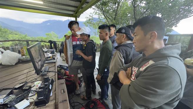 屏东警消一早利用空拍机掌握搜索区域，一早便启动抢救工作。(屏县消防局提供)