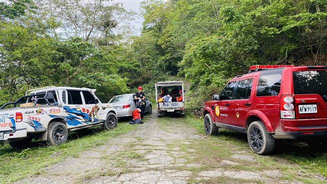 屏东警消一早便兵分多路，投入飞龙瀑布抢救工作。(屏县消防局提供)