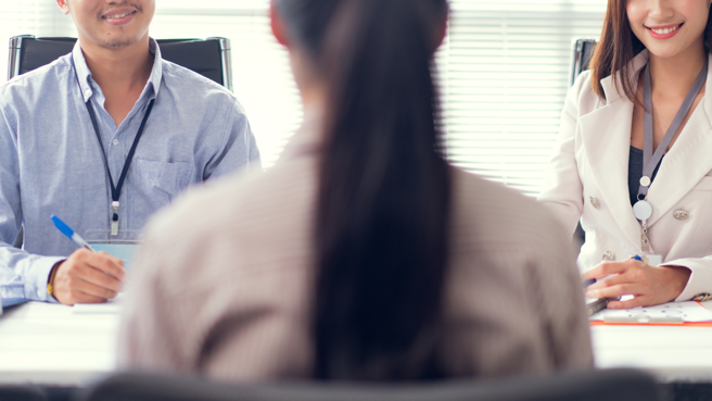 一名男大生表示，发现一名参加面试的女考生，除了有网美级的脸蛋外，还穿深V洋装。（图／示意图，达志影像）
