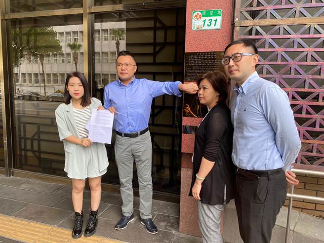 台北市议员徐巧芯及游淑慧等人22日上午到台北地检署门口，告发立委陈欧珀违反政治献金法、疑似贪污，她请检调调查其是否为诈骗集团共犯。（林伟信摄）