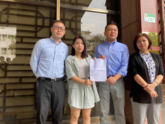 台北市议员徐巧芯及游淑慧等人22日上午到台北地检署门口，告发立委陈欧珀违反政治献金法、疑似贪污，她请检调调查其是否为诈骗集团共犯。（林伟信摄）