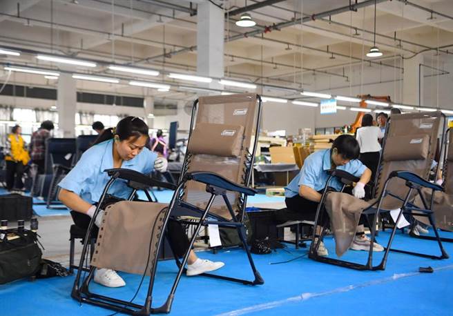 大陆河南省驻马店市平舆县一家户外用品企业安装厂房。（摘自新华社）