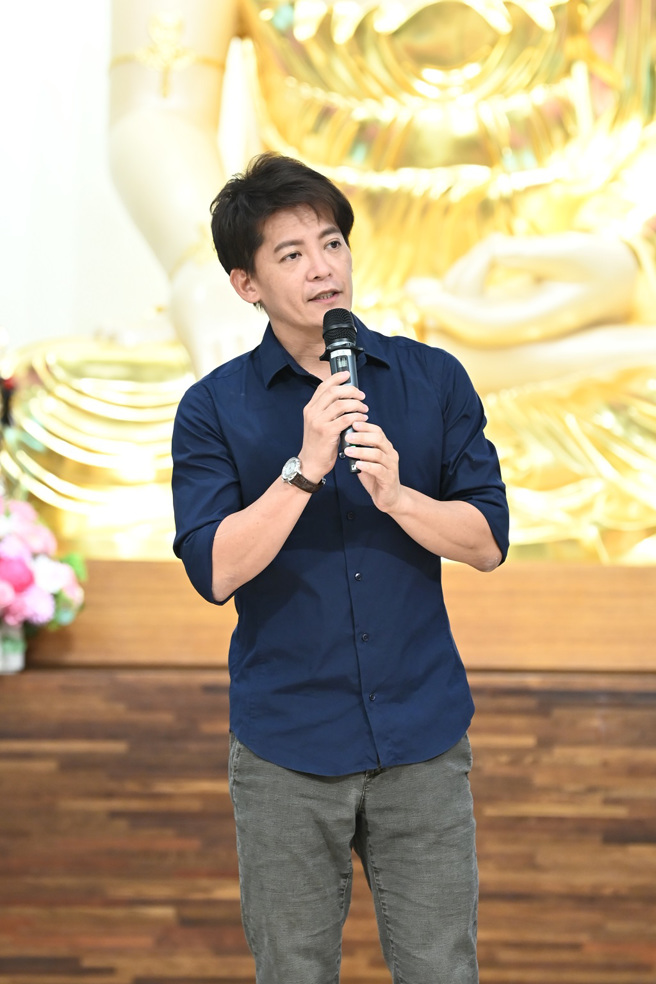 知名作家、主持人、文史学者谢哲青，今年再度蒞临惠中寺，以「走在梦想的路上」分享他在旅行途中，世界教会他的事。(图／惠中寺提供