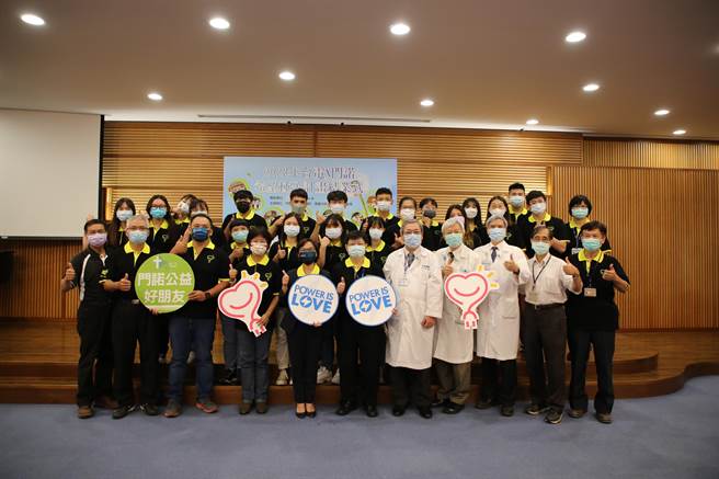 花莲门诺医院与台电合作开办「希望种子计画」，提供设籍花莲县的大专青年暑期工读机会，工作27天薪资3.8万，限量20个名额即日起开放报名。（门诺医院提供／罗亦晽花莲传真）
