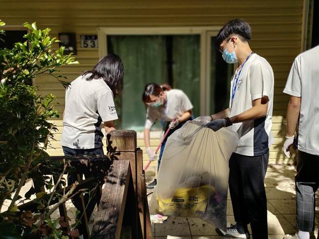 花莲门诺医院与台电合作开办「希望种子计画」，提供设籍花莲县的大专青年暑期工读机会，工作27天薪资3.8万，限量20个名额即日起开放报名。（门诺医院提供／罗亦晽花莲传真）
