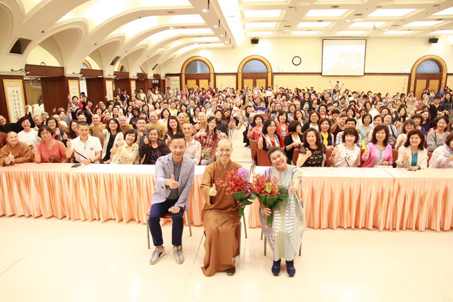 「未来与希望」系列讲座，邀请名师分享生命智慧，在台中市民心中早已蔚为每年共学的期待。(图／惠中寺提供)