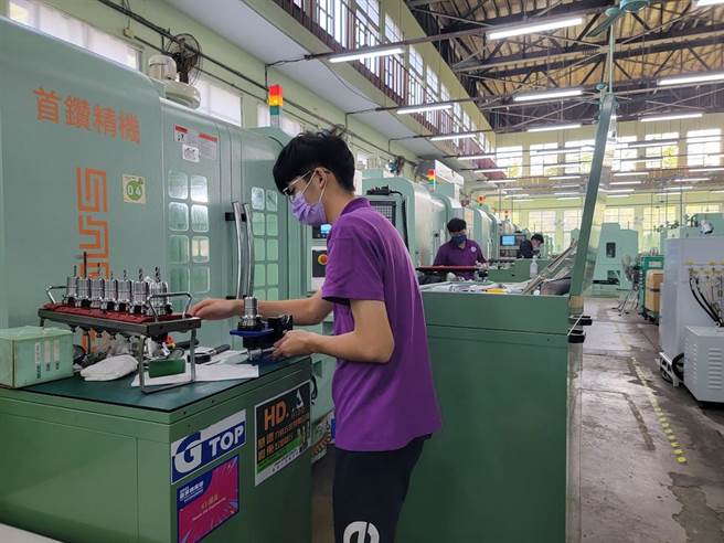 中彰投分署结合学校开办产携计画2.0专班，协助青年提升专业技能，提早卡位职场。(中彰投分署提供)