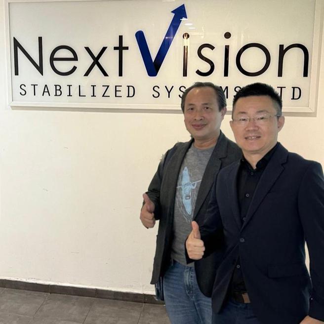 （雷虎科技董事长陈冠如（左一）与总经理苏圣杰，日前联袂拜访以色列国防科技公司NextVision Stabilized System。图／雷虎提供）