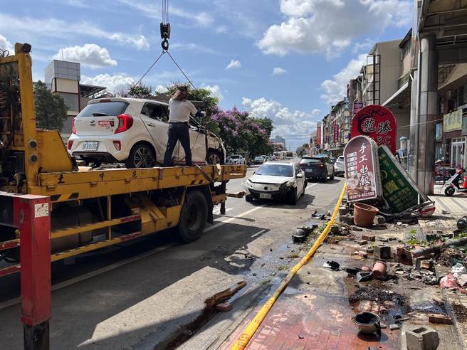 高雄市冈山区27岁高姓男子于22日上午8时27分许驾驶自小客车行经冈山区大义二路自撞路旁汽机车，现场一片狼籍。（林瑞益摄）