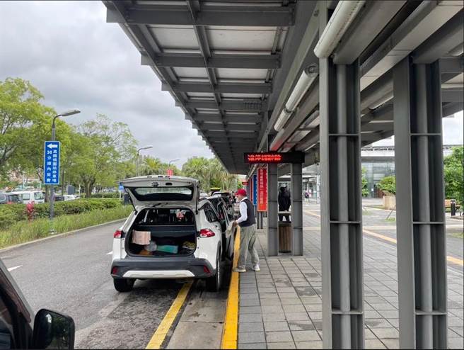 桃园高铁1号门及8号门临时接送区6月15日起增设科技执法，只要违停超过1分钟，警示牌面会亮车号，超过3分钟未驶离，就会自动拍照取缔。(警方提供／蔡依珍桃园传真)