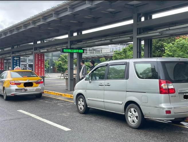 桃园高铁1号门及8号门临时接送区6月15日起增设科技执法，只要违停超过1分钟，警示牌面会亮车号，超过3分钟未驶离，就会自动拍照取缔。(警方提供／蔡依珍桃园传真)