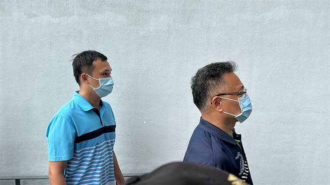 5亿高三生男家属指控谋财害命，夏姓配偶首度现，右为夏父，左为夏男。（陈淑芬摄）
