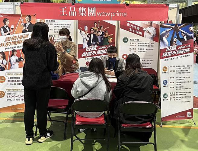 王品集团筹备下半年新店开幕，第3季释出200名储备干部职缺，标榜年薪百万不是梦。（图／王品集团提供）