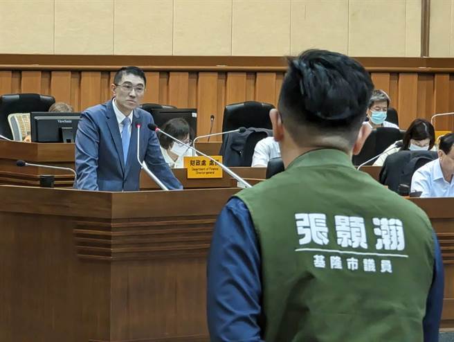 基隆市议会22日进行施政总质询，民进党市议员质疑谢国梁先前自费在国道客运上刊登的车厢广告，涉嫌违法。（张志康摄）