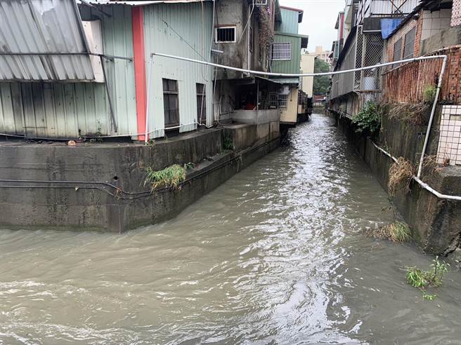 今年4月间的一场豪大雨，导致台中市潭子区雅丰街、大丰路淹水严重。(吴呈贤提供)