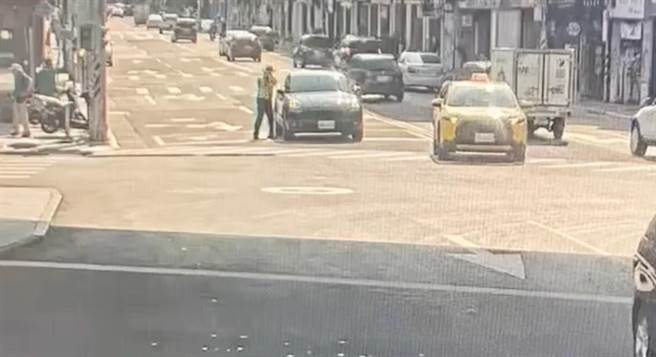 林姓驾驶因酒醉将车辆停在路中，人在车内昏睡。（翻摄画面）