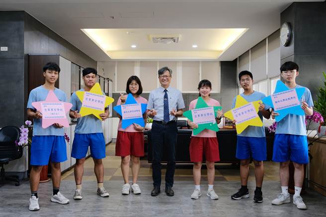 清水高中军事学校正期班甄选放榜，清水高中蔡郭鸿（左）、刘浩哲（左二）、张宇萱（左三）、陈思好（右三）、王达宾（右二）、黄靖佑（右）6位同学上榜，开心与校长萧建华合影(中)。（陈淑娥摄）