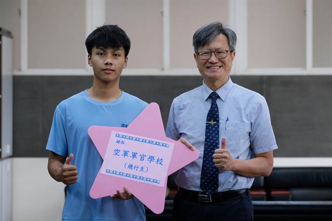 清水高中今年有4位录取空军军官学校，其中蔡郭鸿（左）如愿录取飞行生。（陈淑娥摄）