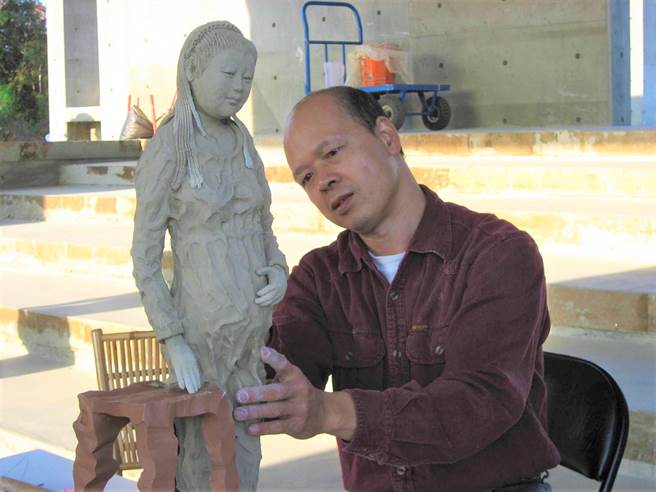 台北陶艺奖第2届主题设计奖、第3届创新奖的「首奖」得主陈启南，创作不採绚彩釉色，风格贴近自然且朴实。（陶博馆提供）