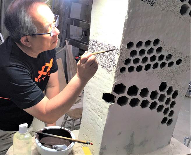 台北陶艺奖第2届技艺创新奖「首奖」得主郑永国，创作路线随着累积丰富的经验，不断突破！近期灵感来自蜂巢创作「六角柱」系列。（陶博馆提供）