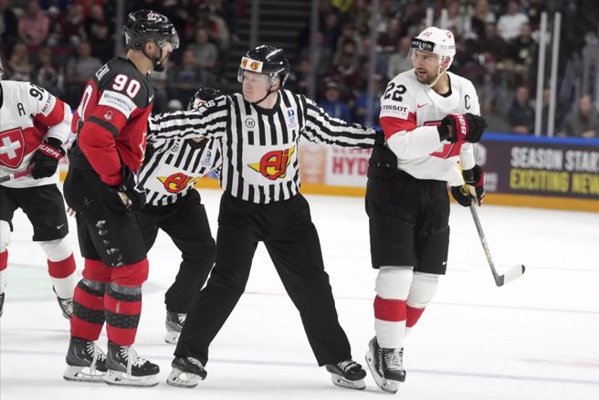 冰球没品又危险！加拿大球员用冰刀踩对手遭踢出世锦赛