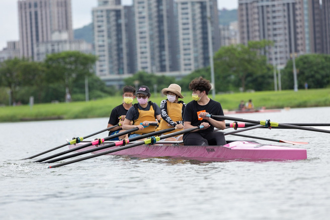 西式划船是背向式运动，操作不简单，欢迎来体验。(图/新北市政府体育处)

