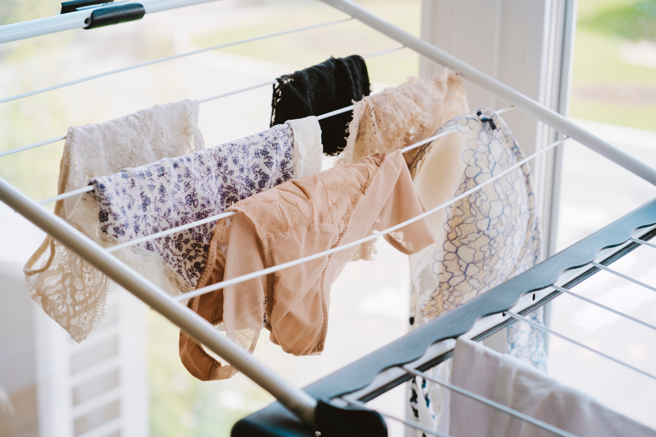 一名女网友把nu bra洗乾净，用晒衣夹夹住晾乾，隔天一觉醒来发现竟掉到楼下邻居的遮雨棚。（图／示意图，达志影像）
