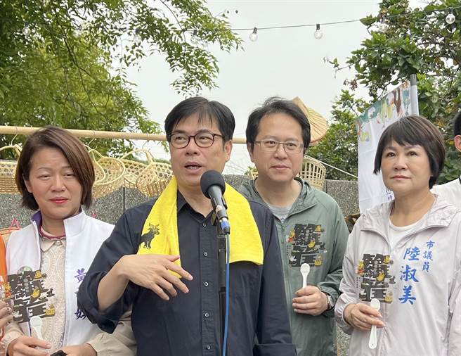 对有关农地违规使用的部分，高雄市长陈其迈（前）重申，对任何人採取的标准都一样，市府会依法开罚、限期改善。图为陈其迈日前到冈山区参加箩筐会小赶集活动。（本报资料照片）