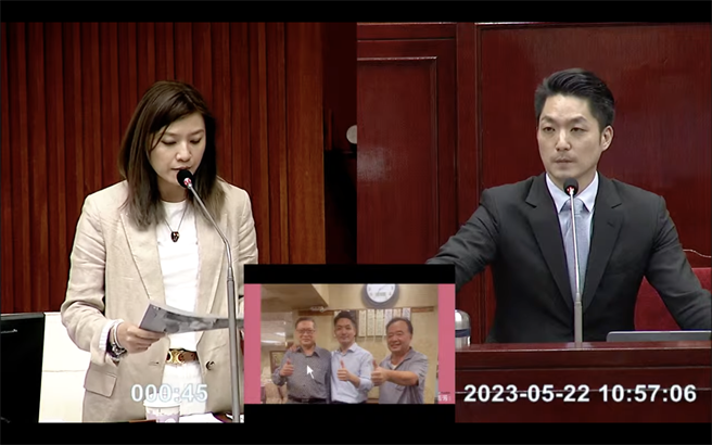 台北市议员顏若芳今秀出台北市长蒋万安与im.B诈骗案嫌疑人陈正修合照。（翻摄自台北市议会直播）