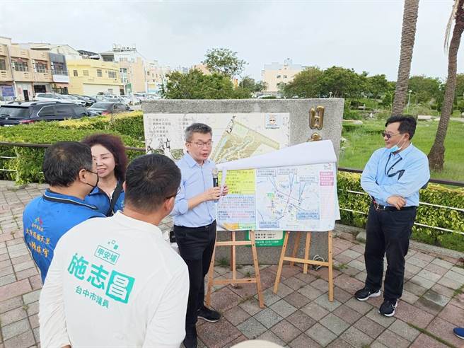 台中市大甲区新政路、慈德路等主要干道年久失修，立法院副院长蔡其昌22日会勘。（蔡其昌服务处提供）