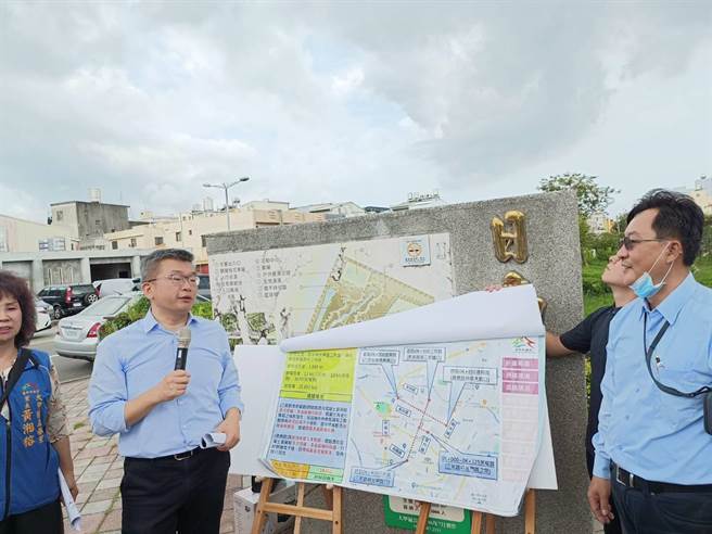 台中市大甲区新政路、慈德路等主要干道年久失修，立法院副院长蔡其昌22日会勘。（蔡其昌服务处提供）