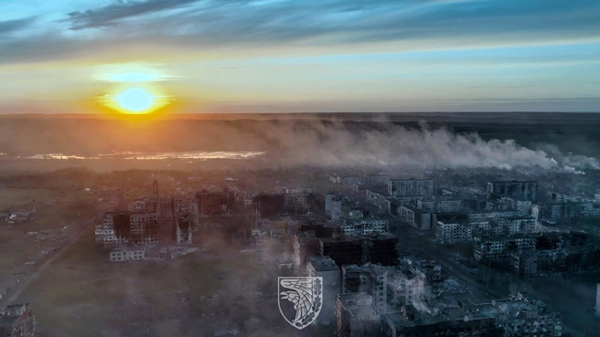 乌克兰武装部队21日公布巴赫姆特被轰炸的惨况。（图／路透社、乌克兰武装部队提供）