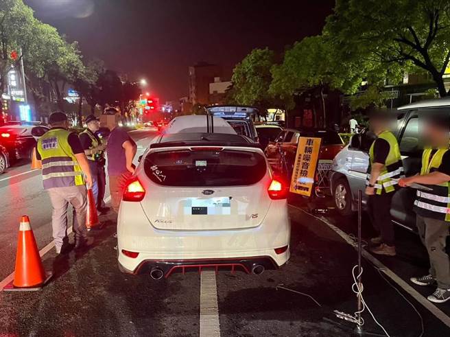 竹南警方深夜拦检。（警方提供／李京升苗栗传真）