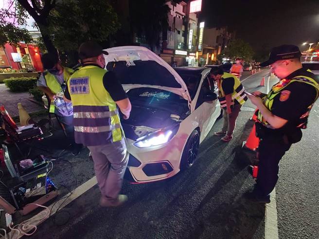 针对改装车辆进行原地噪音检测。（警方提供／李京升苗栗传真）