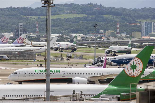 22日上午9点30分，桃园机场塔台接获机师无电线通报，指在西南方疑似无人机在机场禁航区内飞行，桃园机场紧急关闭直至10点10分才重新开放，由于该时段是班机起降的尖峰期，不少航班因此受到影响，机场开放后已逐渐消化中。（读者提供）