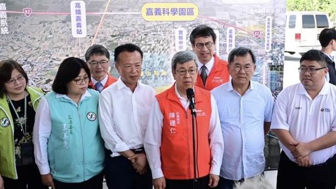 行政院长陈建仁今指消息是媒体捕风捉影，且郑文灿等人都已经有所澄清和说明，民眾不必误传。（行政院提供∕吕妍庭嘉义传真）