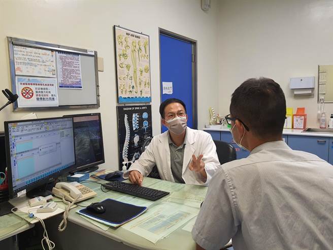 大里仁爱医院骨科医师洪俊宇（左）提醒，运动时记得热身及收操，民眾若发生脚跟持续疼痛千万别以为冰敷就好，建议进一步就医评估。（大里仁爱医院提供／潘虹恩台中传真）