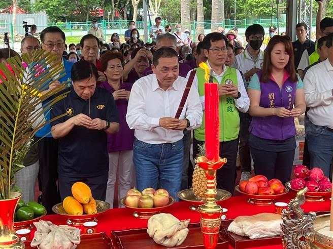 侯友宜主持板桥溪北公园地下停车场开工动土典礼。（王扬杰摄）