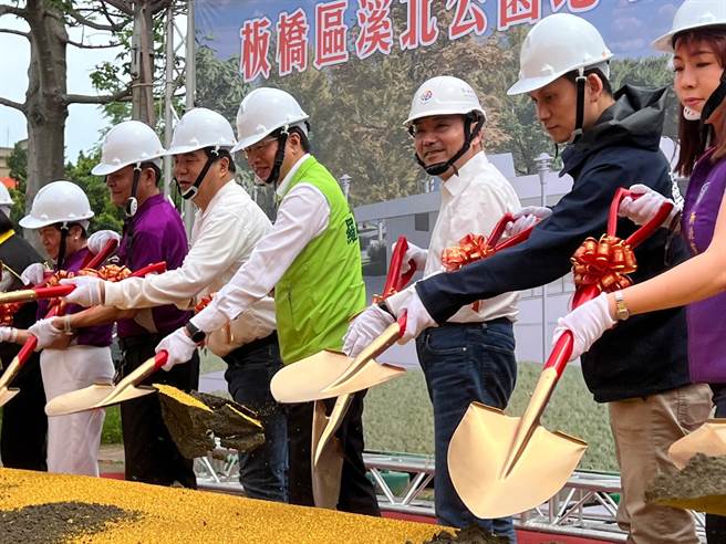 侯友宜主持板桥溪北公园地下停车场开工动土典礼。（王扬杰摄）
