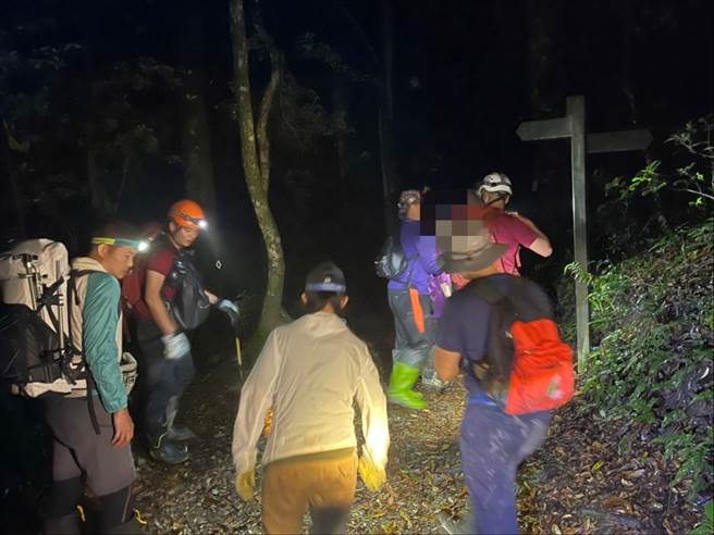 女子登北插天山脚抽筋报案，警消协助脱困下山。(警方提供／吕筱蝉桃园传真)