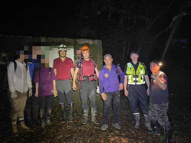 女子登北插天山脚抽筋报案，警消协助脱困下山。(警方提供／吕筱蝉桃园传真)