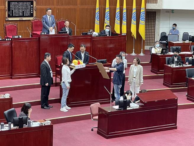 台北市议员洪健益今送台北市长蒋万安呼吁中国释放李延贺连署书，要求他好好思考后再决定是否签署。（蔡佩珈摄）