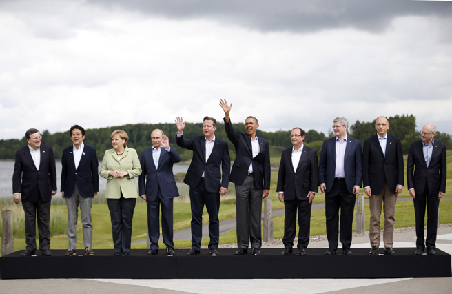 十年前，蒲亭在北爱尔兰举行的八大工业国集团（G8）峰会与其他领导人拍摄「全家福照」。（图／美联社）