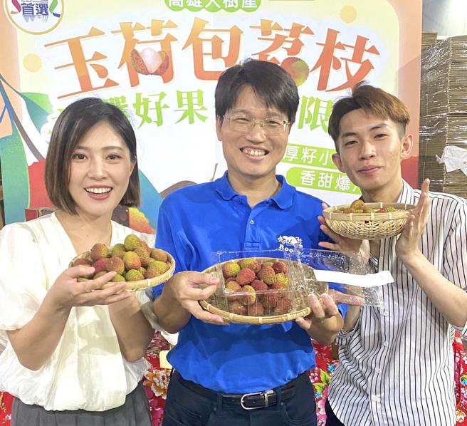 高市府发言人周璟瑜(左)农业局副局长王正一(中)与网路直播主板帅联手直播行销玉荷包。(高雄市农业局提供)
