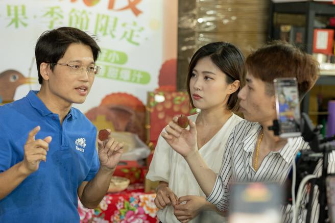 高市农业局副局长王正一(左一)亲自上场推销高雄玉荷包(高雄市农业局提供)
